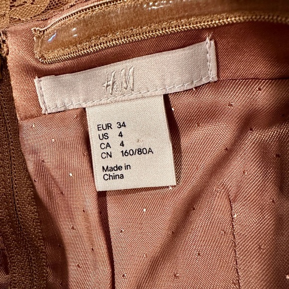 H&M, WOMENS LACE BODYCON DRESS. STRAPLESS WITH BLACK BANDING. SIZE 4 - Picture 6 of 7